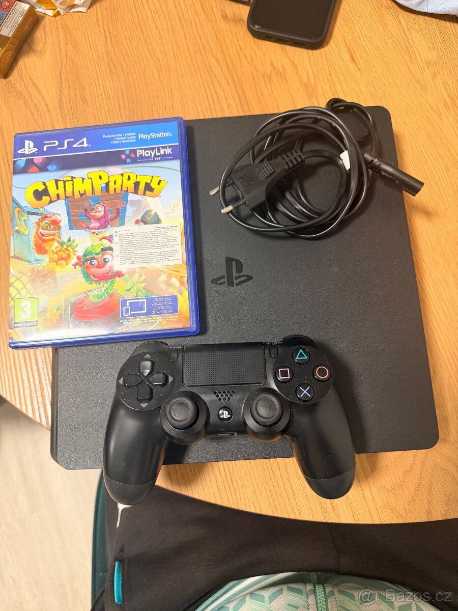 PlayStation 4 Slim s mechanikou