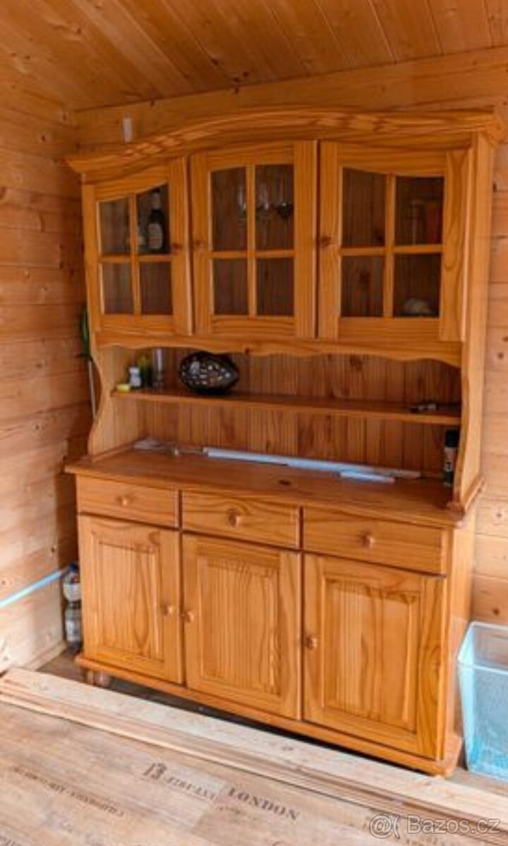 DŘEVĚNÁ VITRÍNA- PŘÍBORNÍK