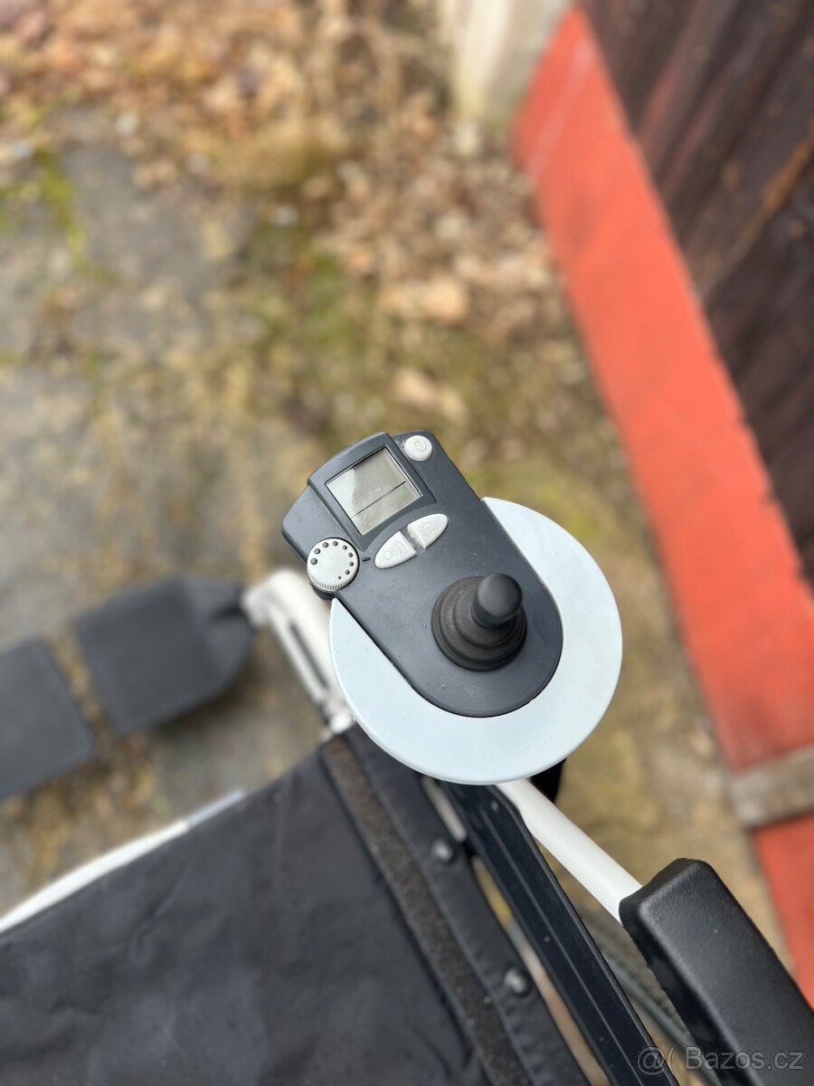 Skládací elektrický invalidní vozík