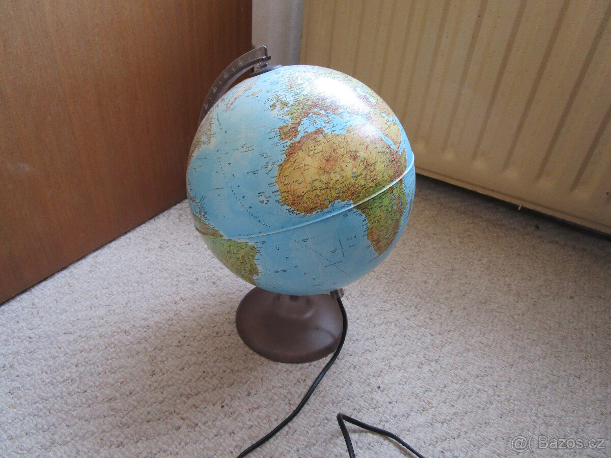 Pěkný zachovalý globus, výška 35 cm, průměr 25 cm, svítí