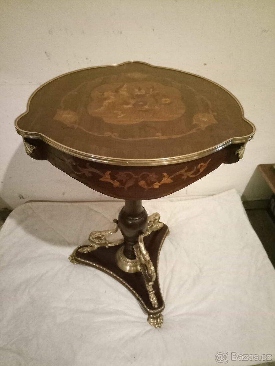 Starožitný intarzovaný stolek