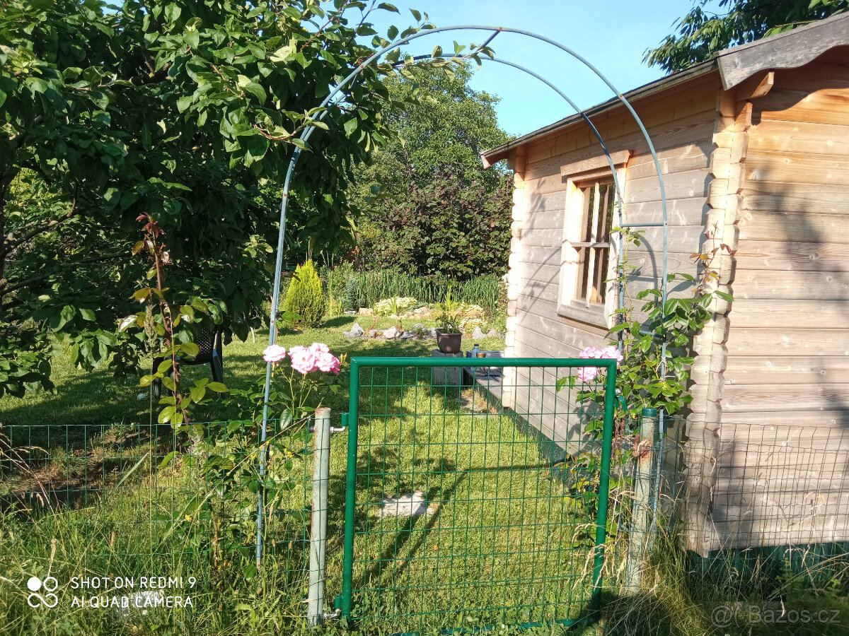 Okrasná zahrada s chatkou