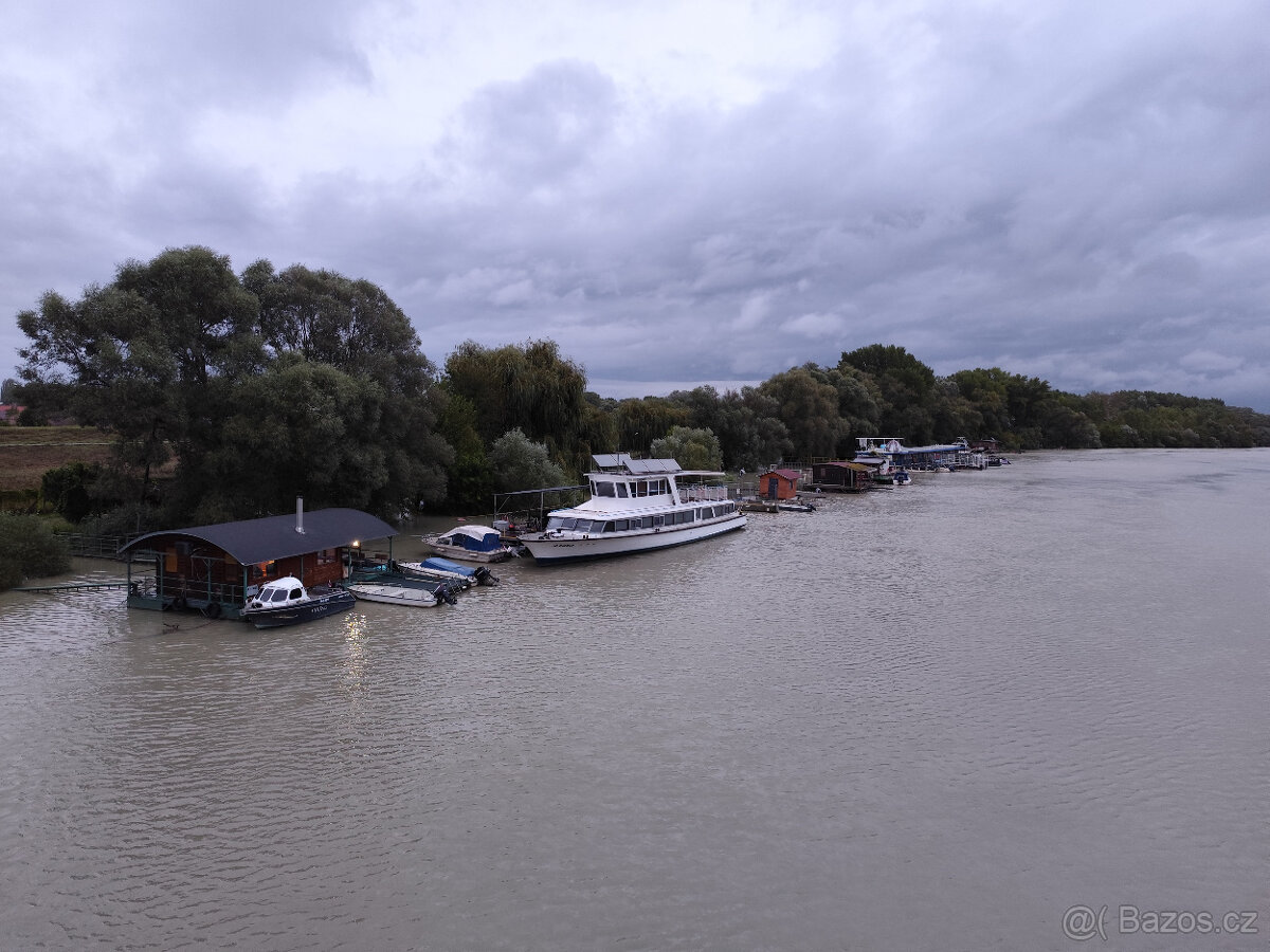 Prodám hausboat (kotviště - ponton) na řece Dunaj