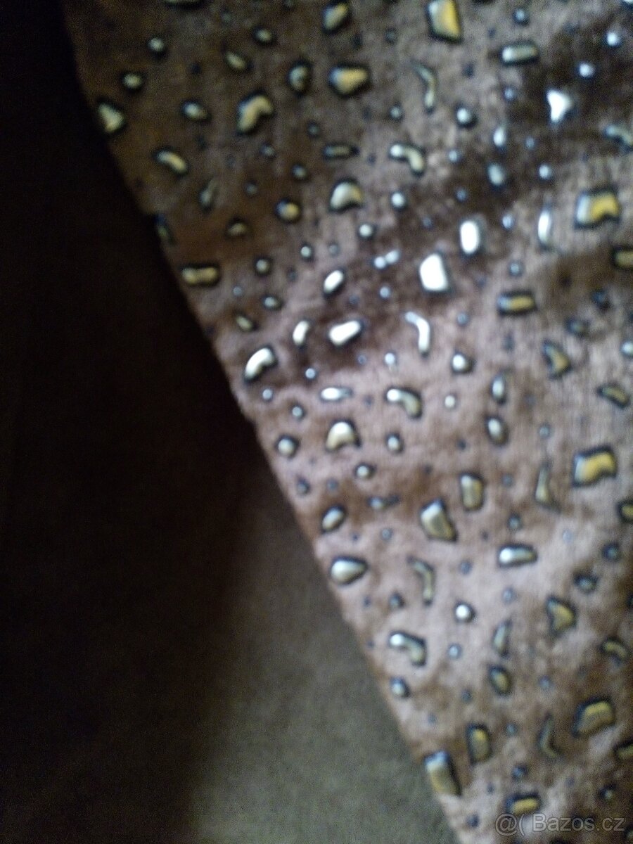 Krásný hnědý kostým,nenošený,vel.40