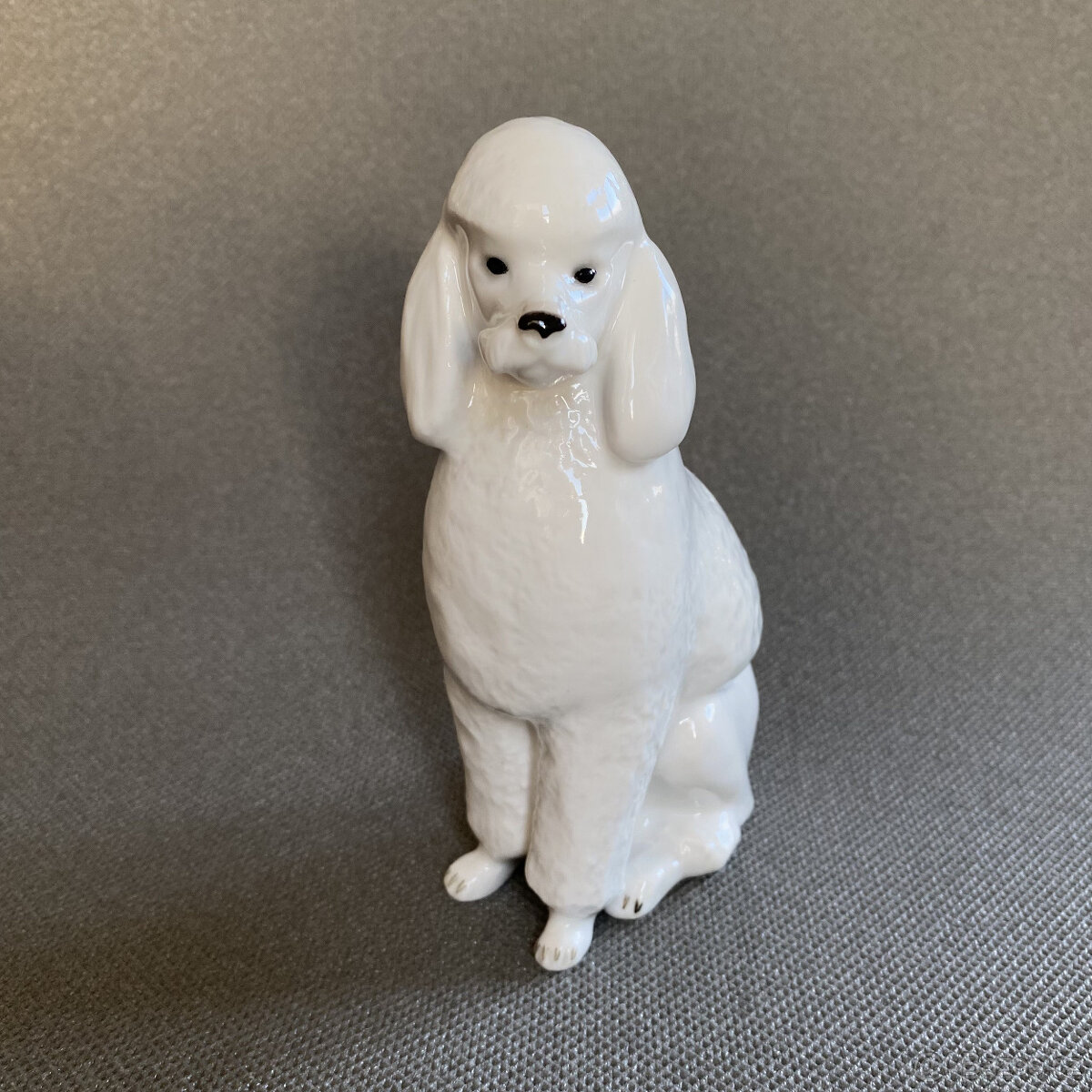 Porcelánová soška Sedící pudl 15 cm, LFZ Lomonosov