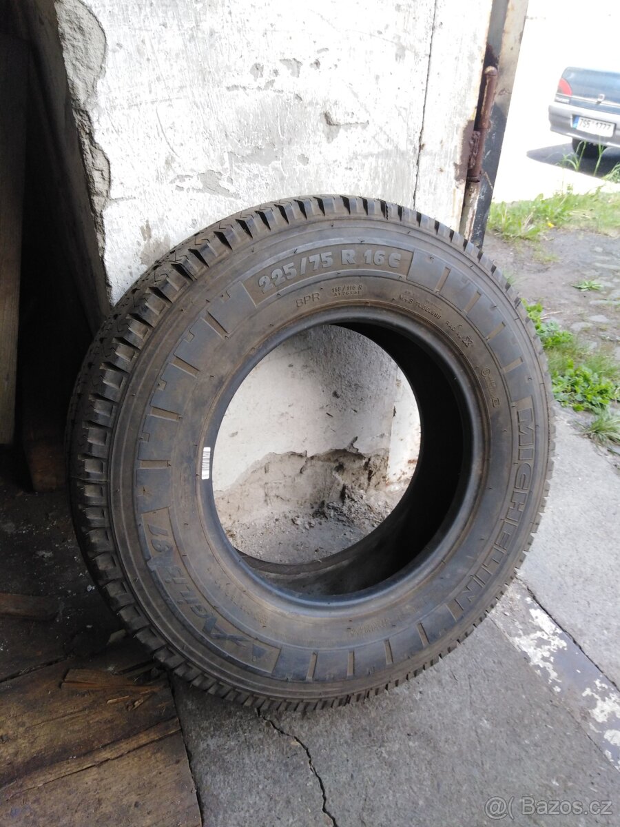 Pneu 225/75 R16C.