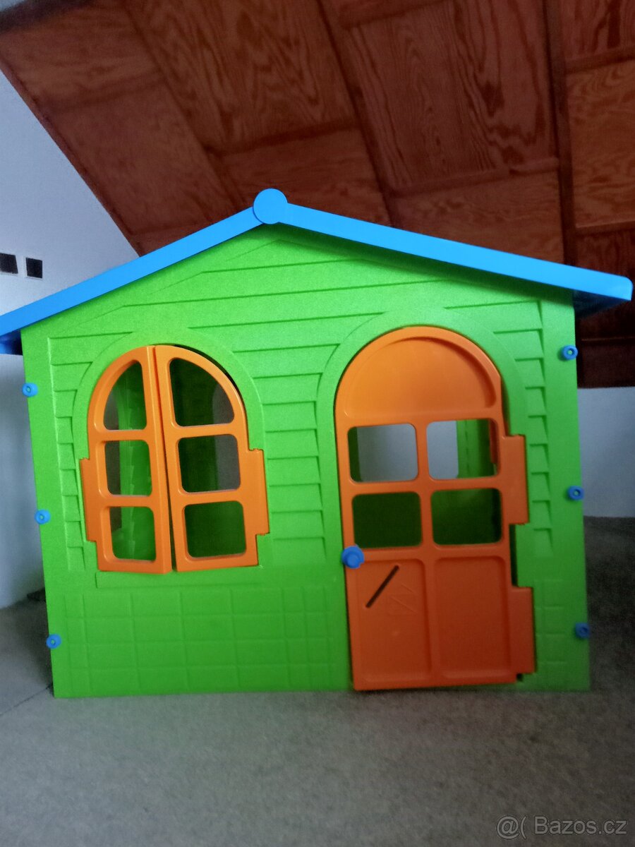 Plastový domeček