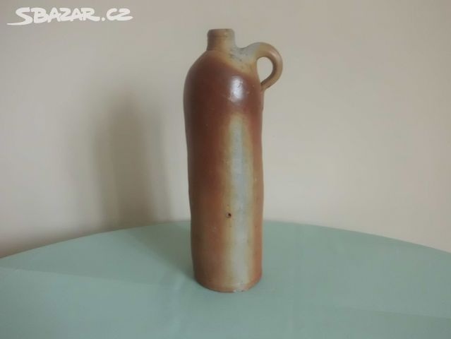 stará kameninová lahev