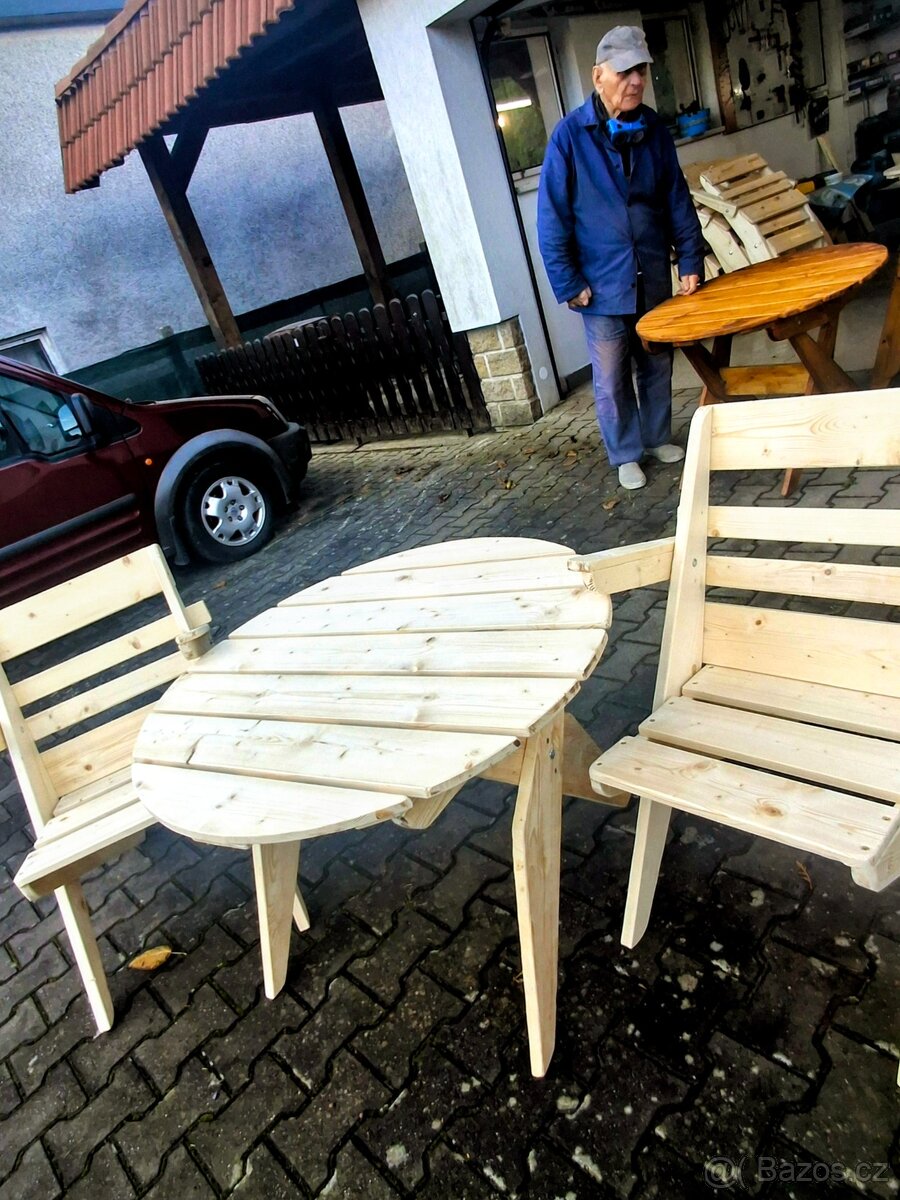 Ručně vyrobený nábytek ze smrkového dřeva.
