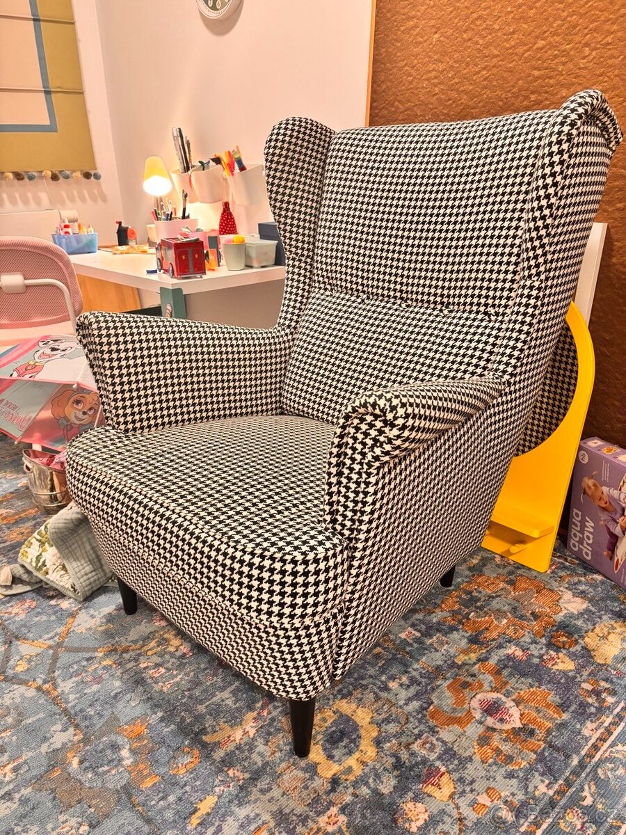 Křeslo IKEA STRANDMON – kohoutí stopa