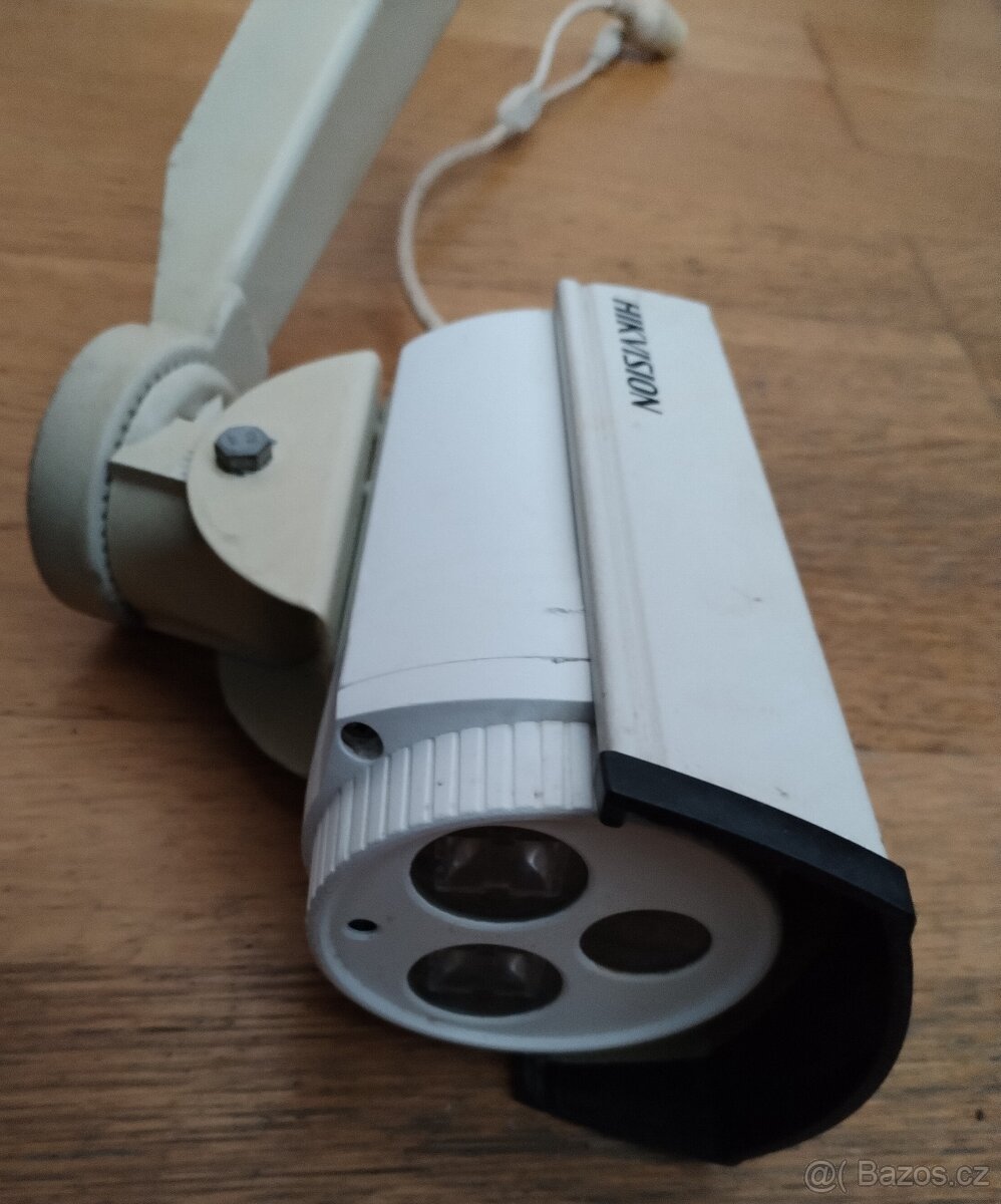 IP kamera Hikvision DS-2CD2232-I5 včetně držáku