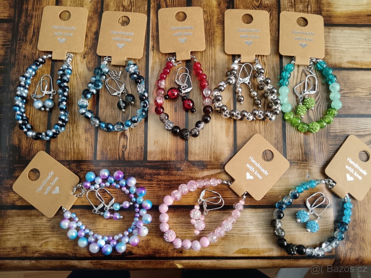 Náramky v sadě s náušnicemi