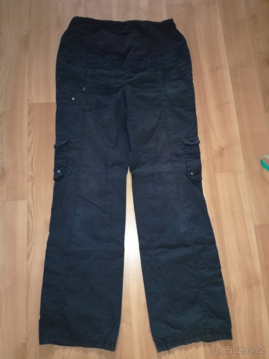 černé plátěné kalhoty