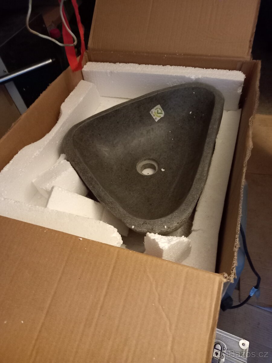 Umyvadlo z říčního kamene