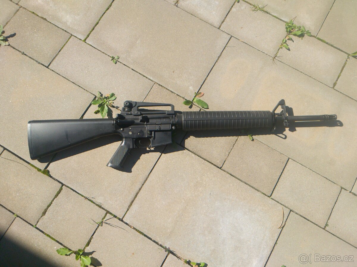 Airsoft zbraň M16 celokov