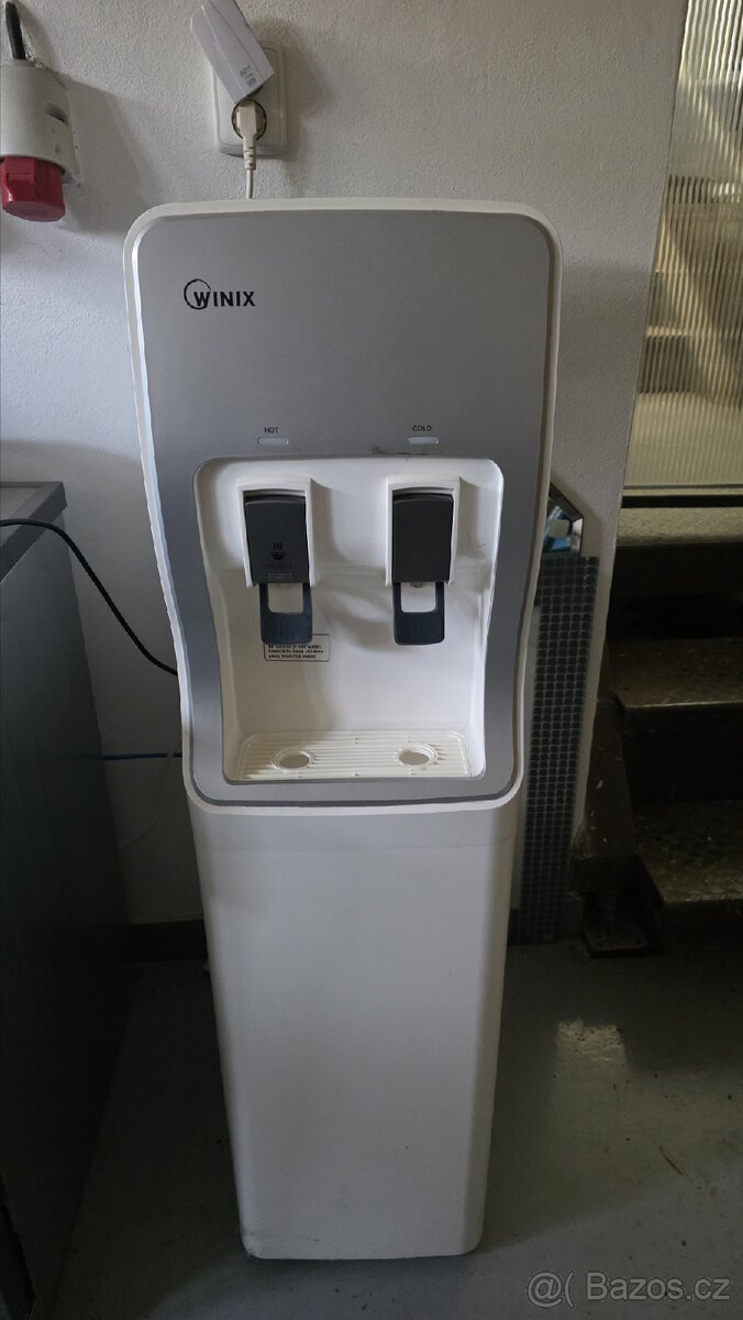 Stojanový dávkovač vody