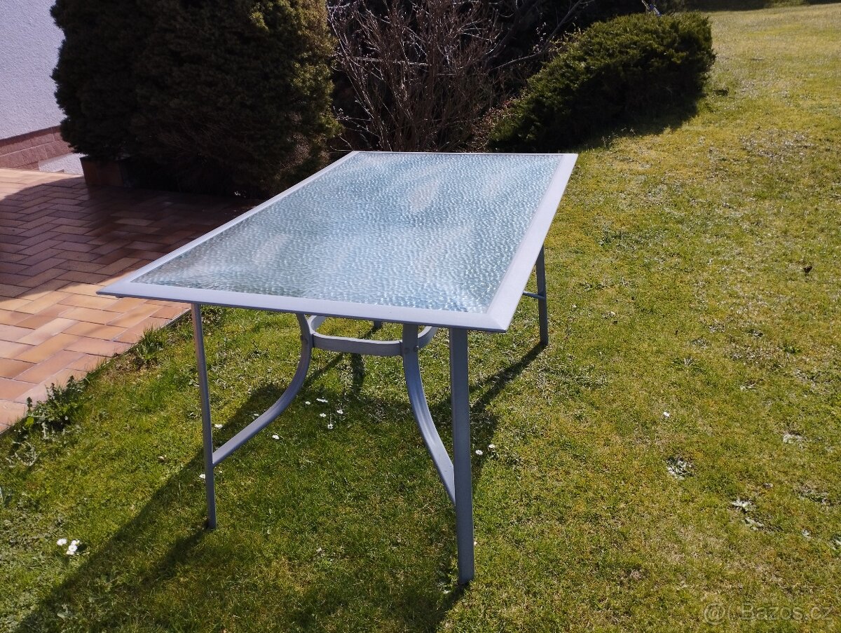 Zahradní stůl