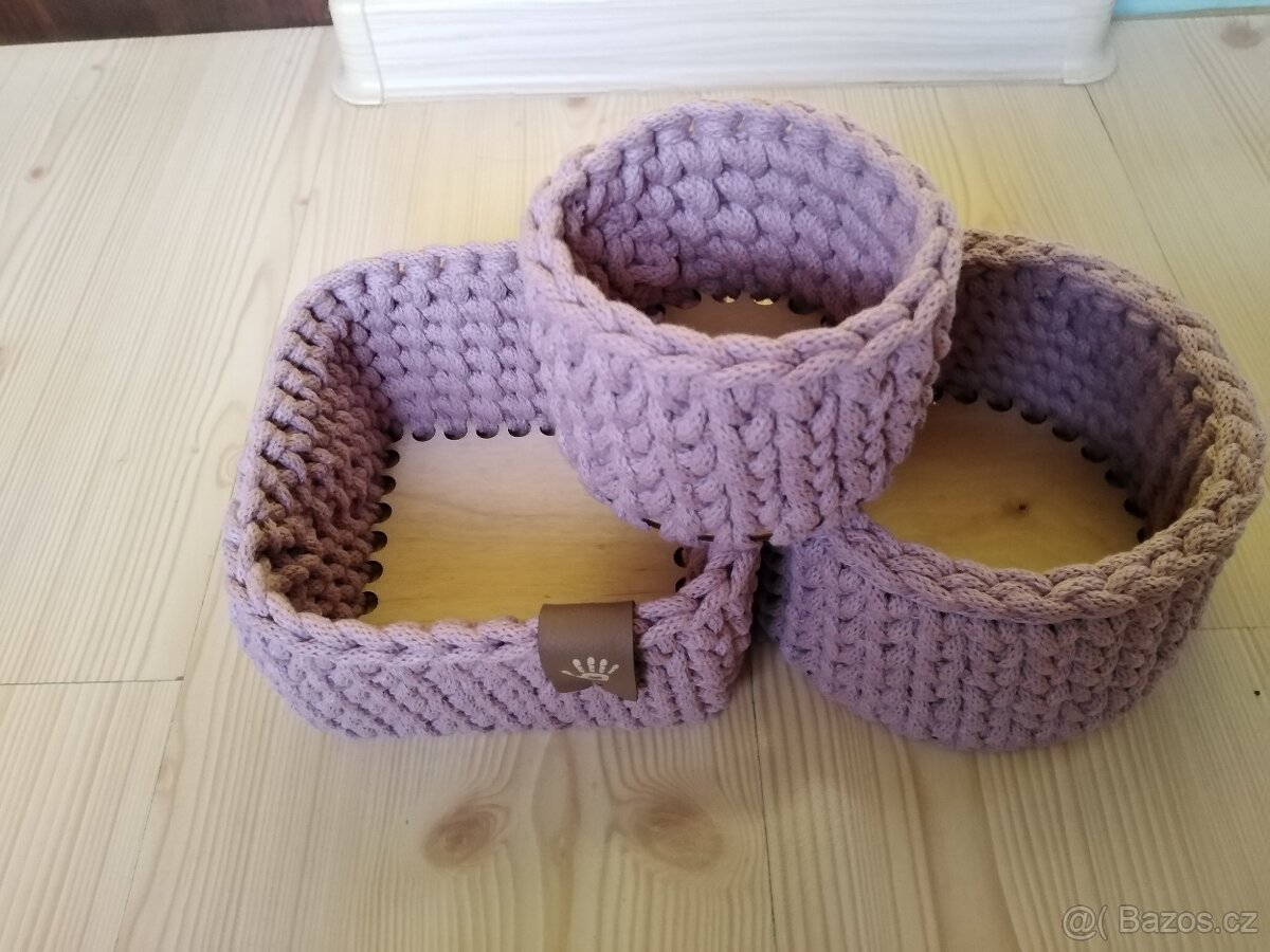 Set háčkovaných úložných košíku