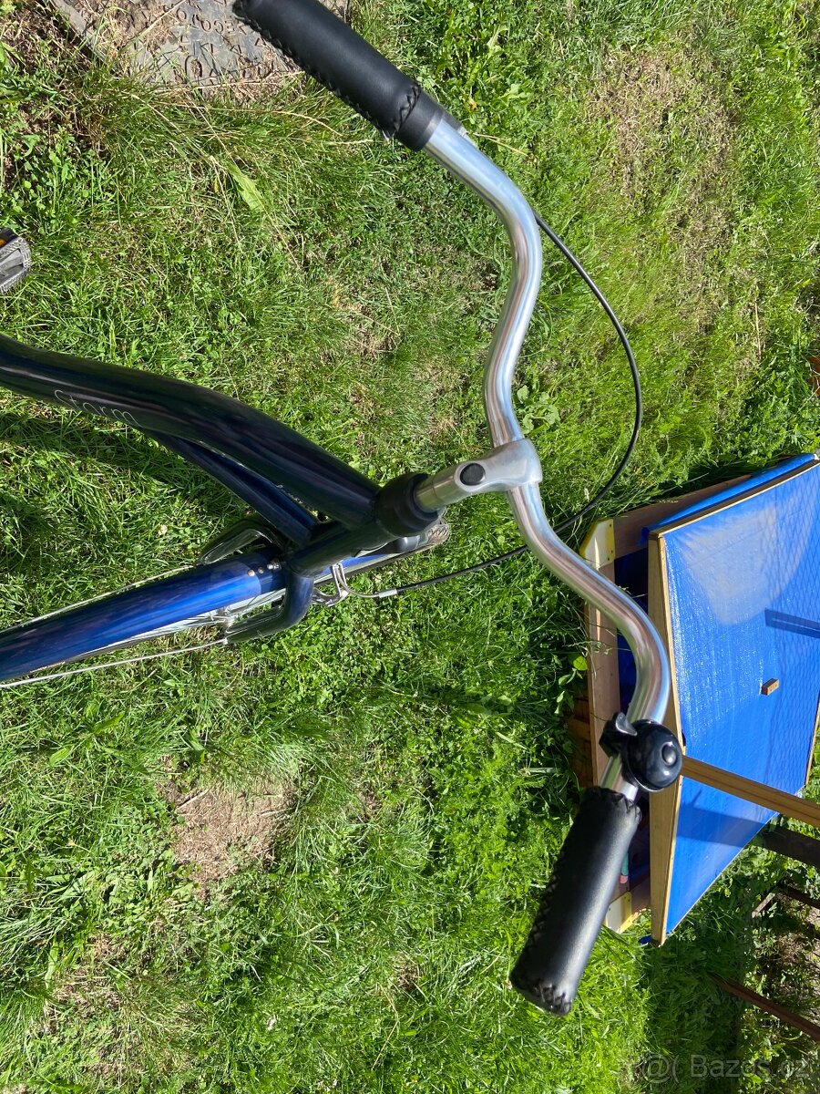 Dámské kolo a tříkolka