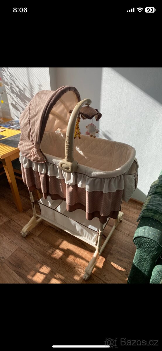 Dětská postýlka na kolečkách