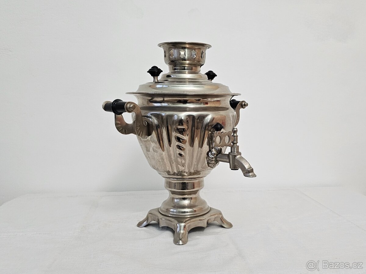 Starý elektrický ruský samovar