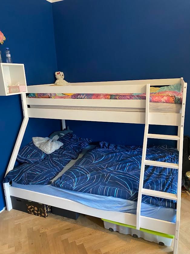 Bílá patrová postel