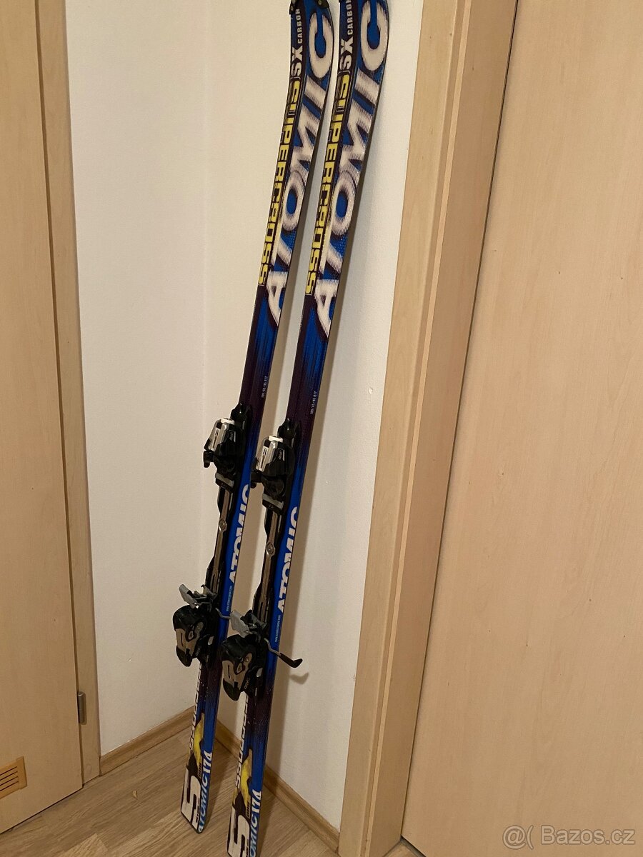 Sjezdové lyže Atomic Carbon 174 cm