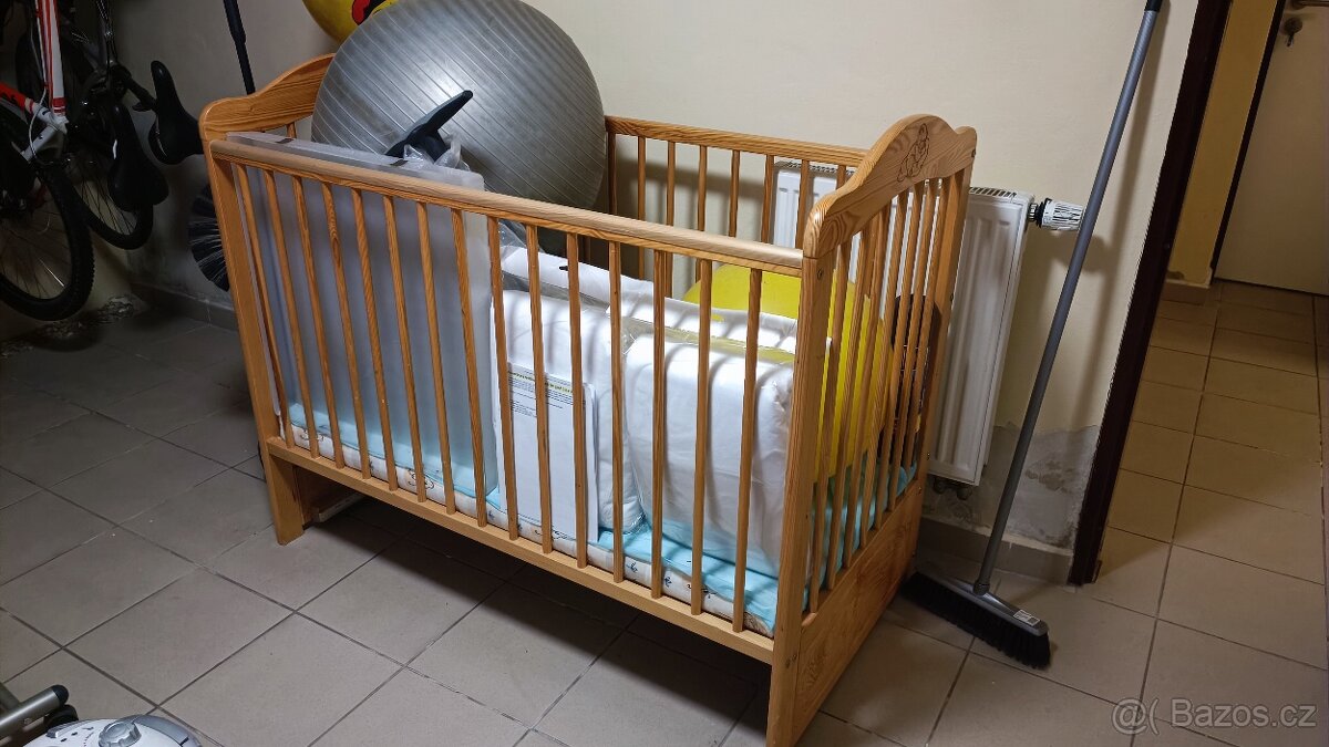 Dětská postýlka dřevěná