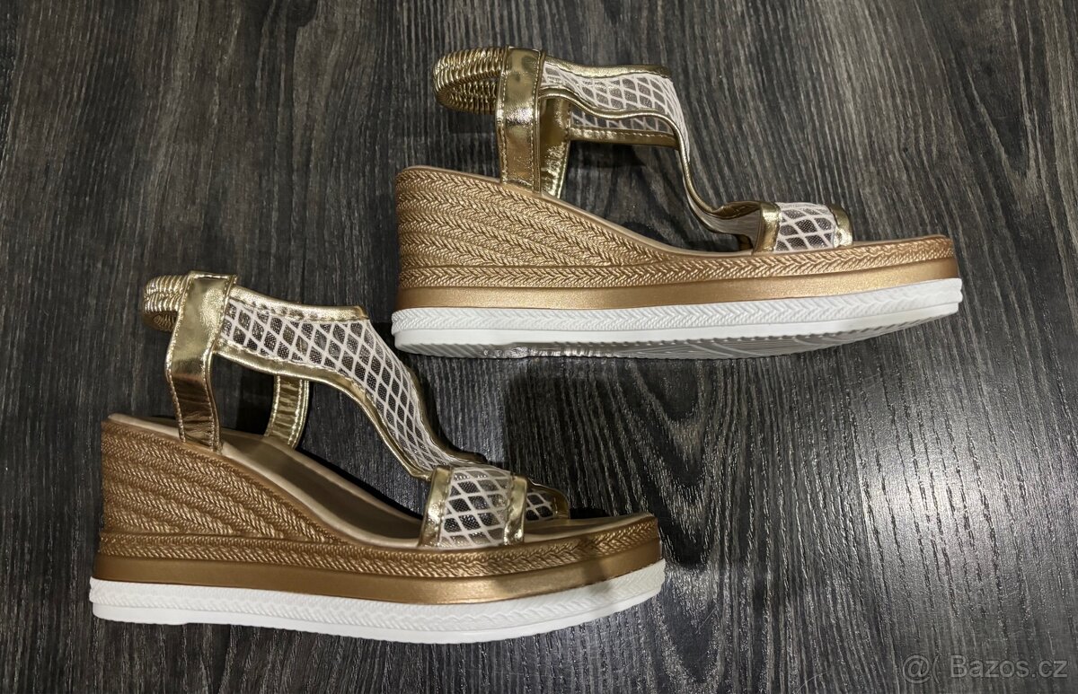 Boty na klínku vel 35