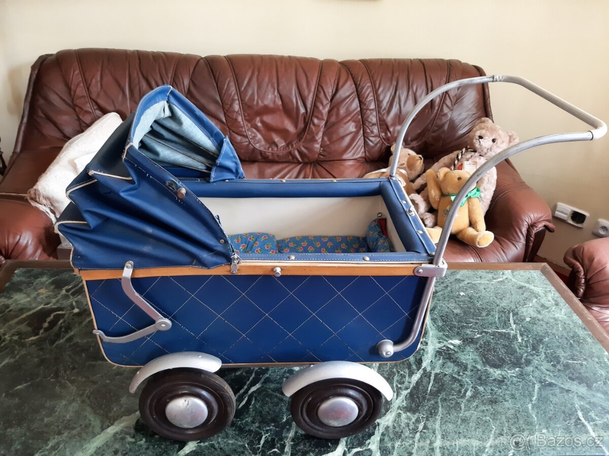 starý kočárek pro panenky