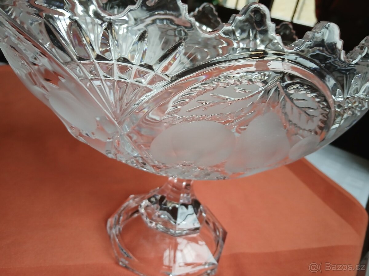 Broušená křišťál mísa na ovoce