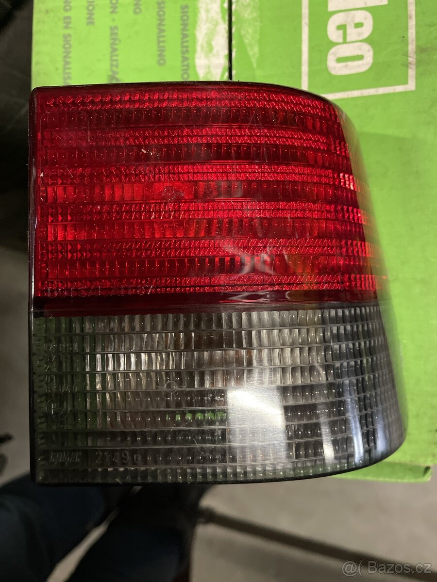 Peugeot 405 kombi - prave zadní svetlo na blatnik
