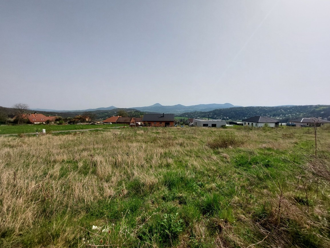 Slunná stavební parcela v okolí Teplic.
