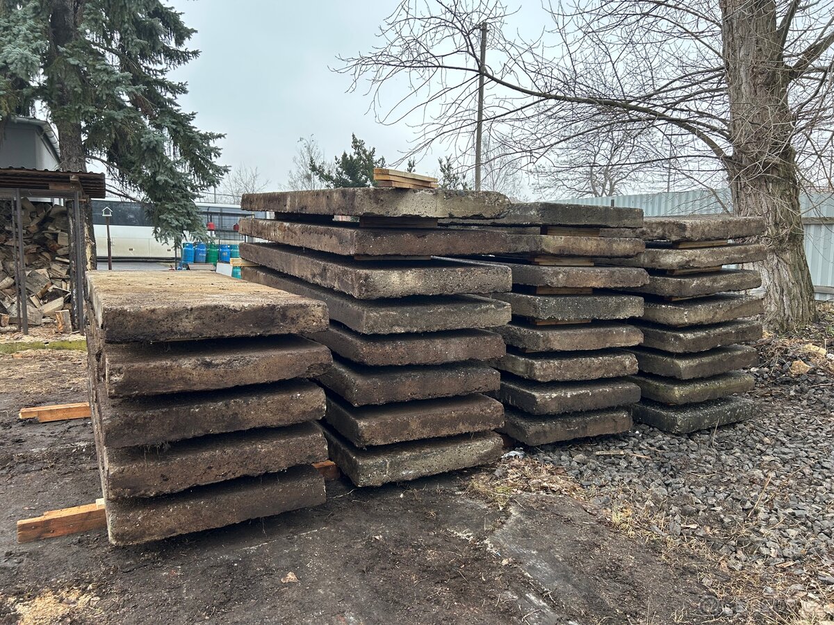 Prodám použité betonové silniční panely 300x100x15