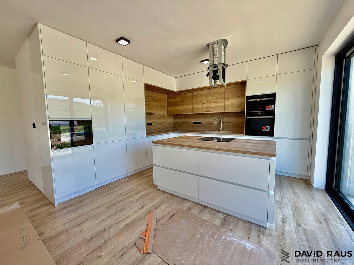 Prodej rodinného domu 5+kk (211 m2) s garáží, pozemek 467
