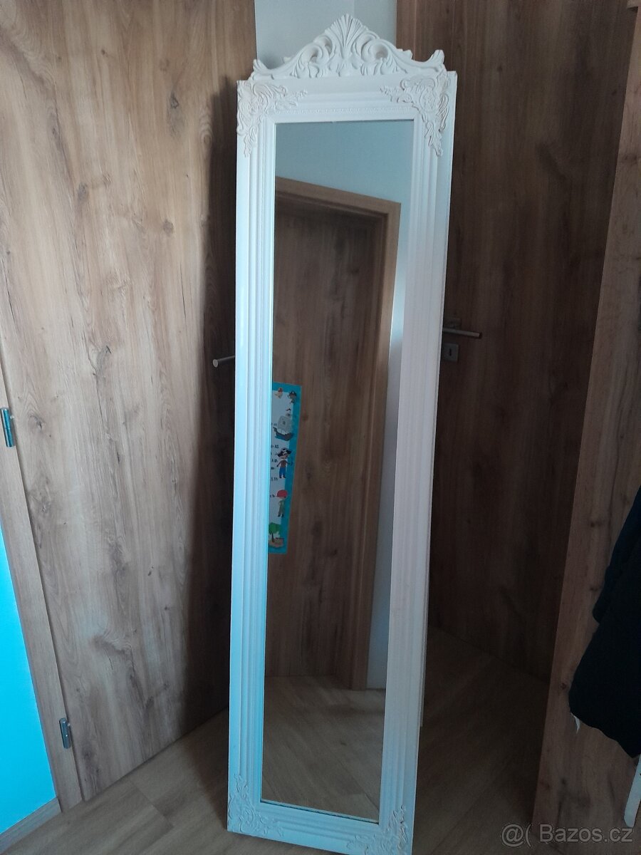Ozdobné samostojící zrcadlo
