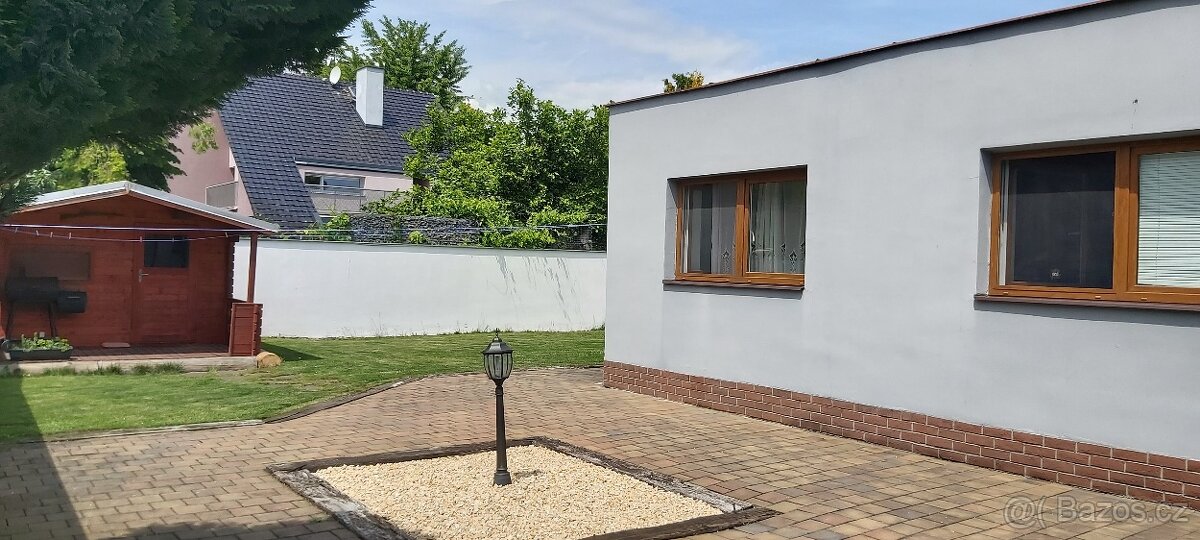 Obytná plocha 270 + garáž pro 4 auta + kryté stání pro 2 au