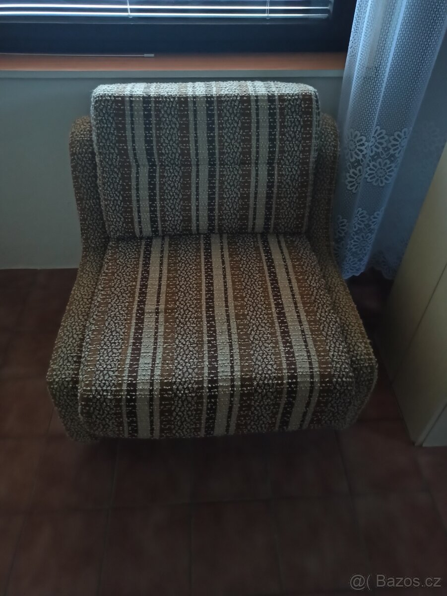 Vyklízení domu, křeslo, desky ze skříní, dveře, koberce