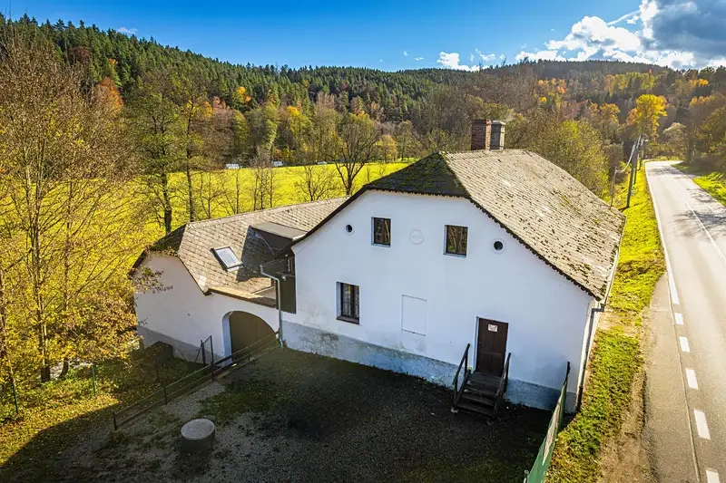 Prodám bývalý statek na Sumavě na polosamotě u řeky.