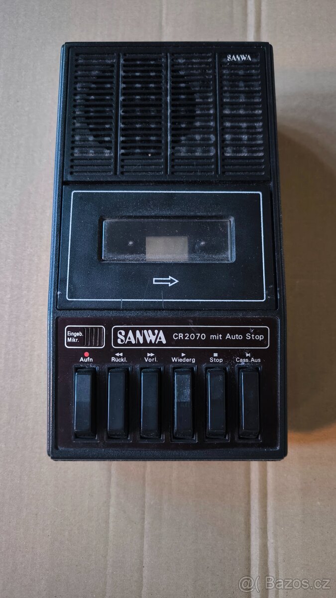 Starý kazetový přehrávač Sanwa CR2070