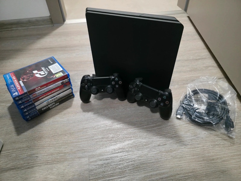 Playstation 4 Slim 500GB - minimálně používaný, výborný stav