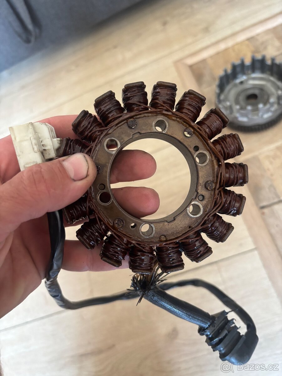 Stator alternatoru na Honda CBR 929RR a 954RR Fireblade.
