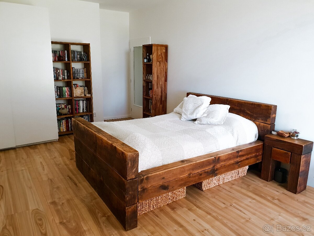 Masivní postel z recyklovaného dubu + 2 noční stolky – ruční