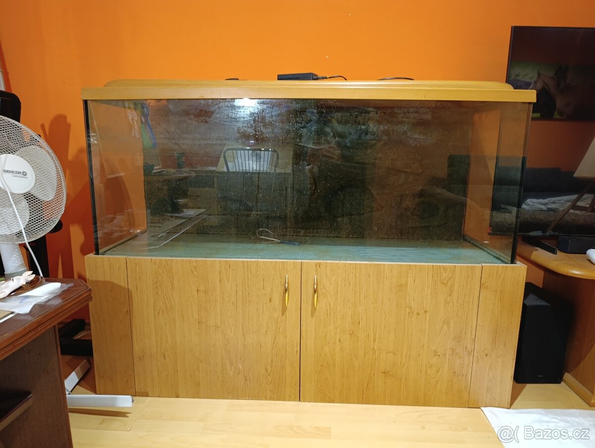 Nabízím 3 akvária + prislusenstvi