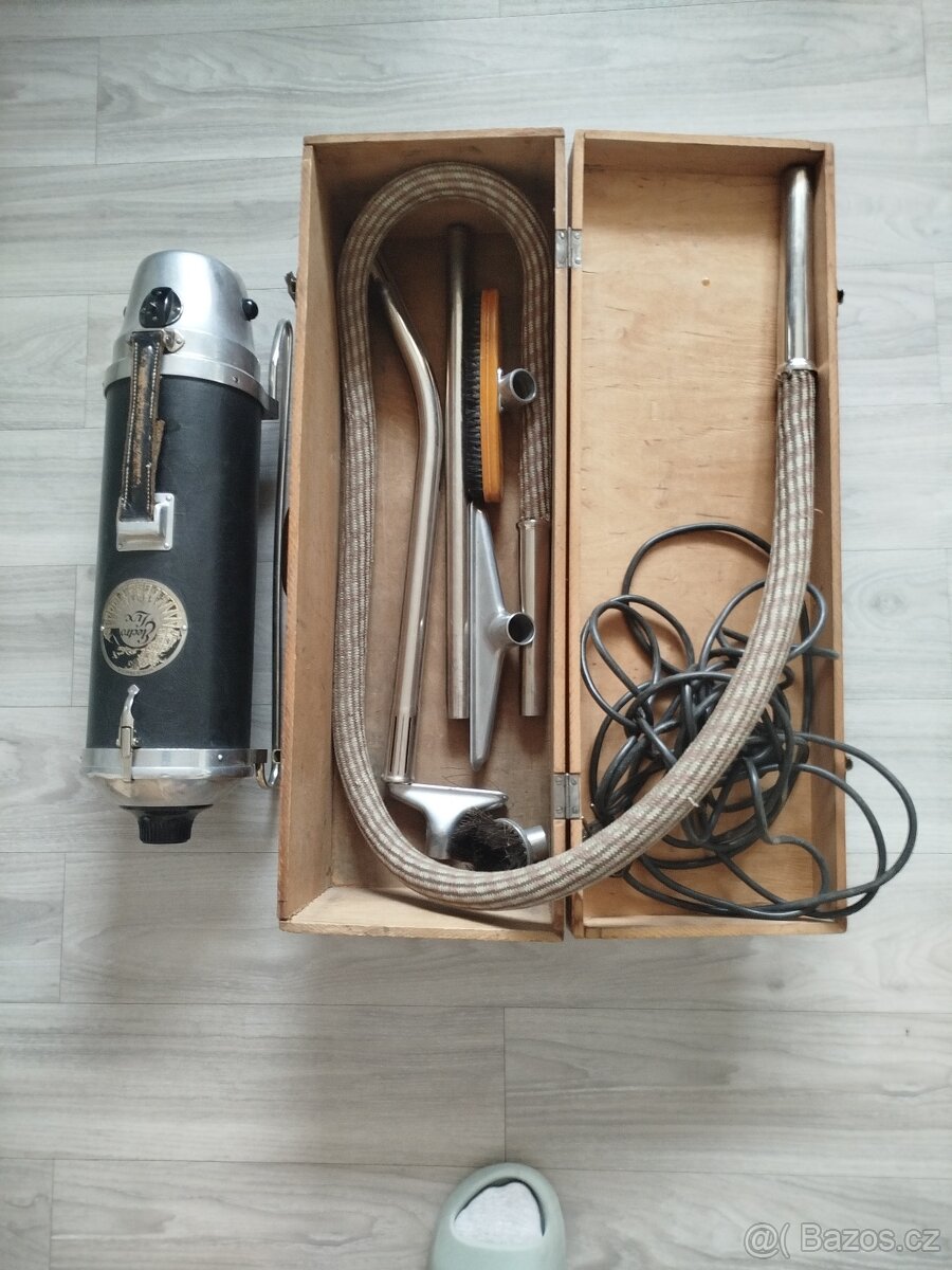 Prodám starožitný, funkční vysavač Electrolux
