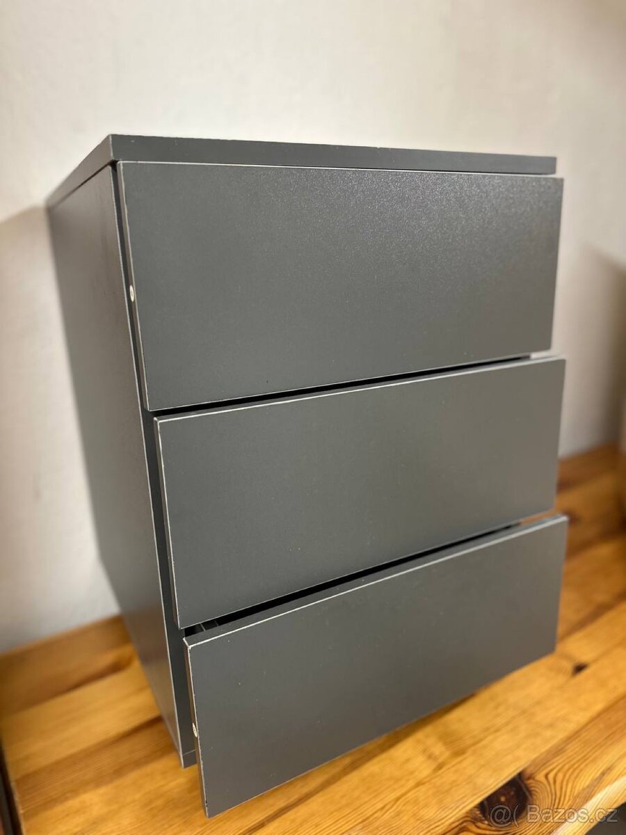 Moderní komoda na kolečkách – 499 Kč