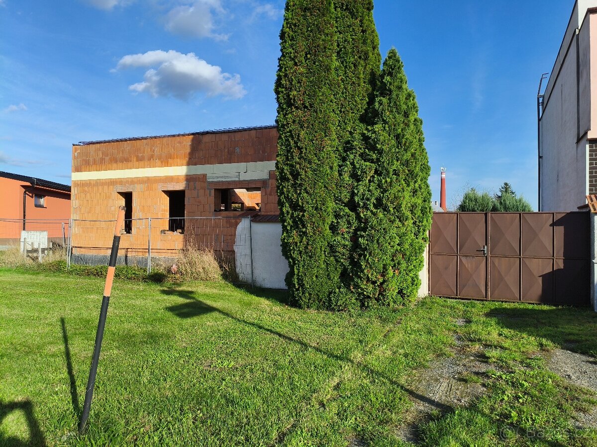 Stavební parcela s rozestavěnou stavbou RD v obci Troubky