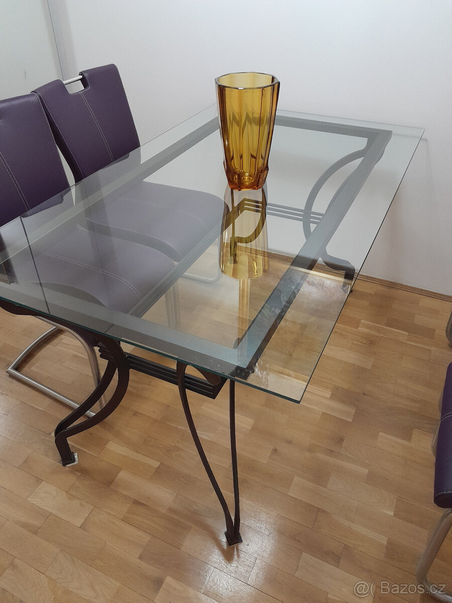 Jídelní stůl kovový