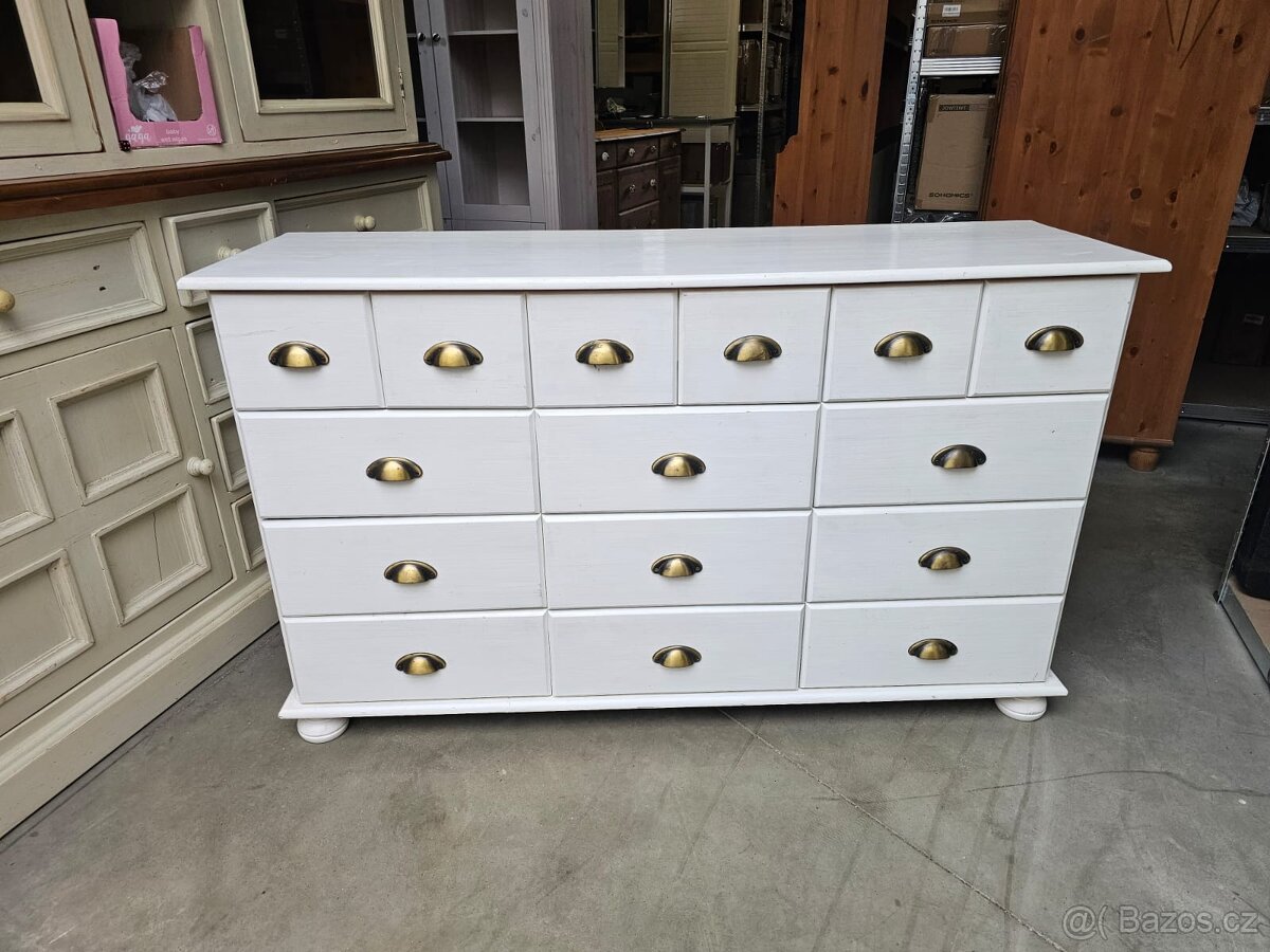 DŘEVĚNÁ KOMODA....