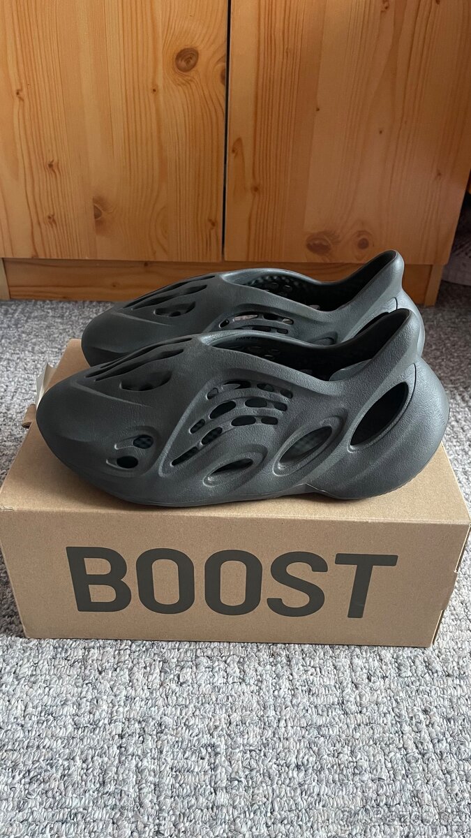 YEEZY FOAM RNNR 42